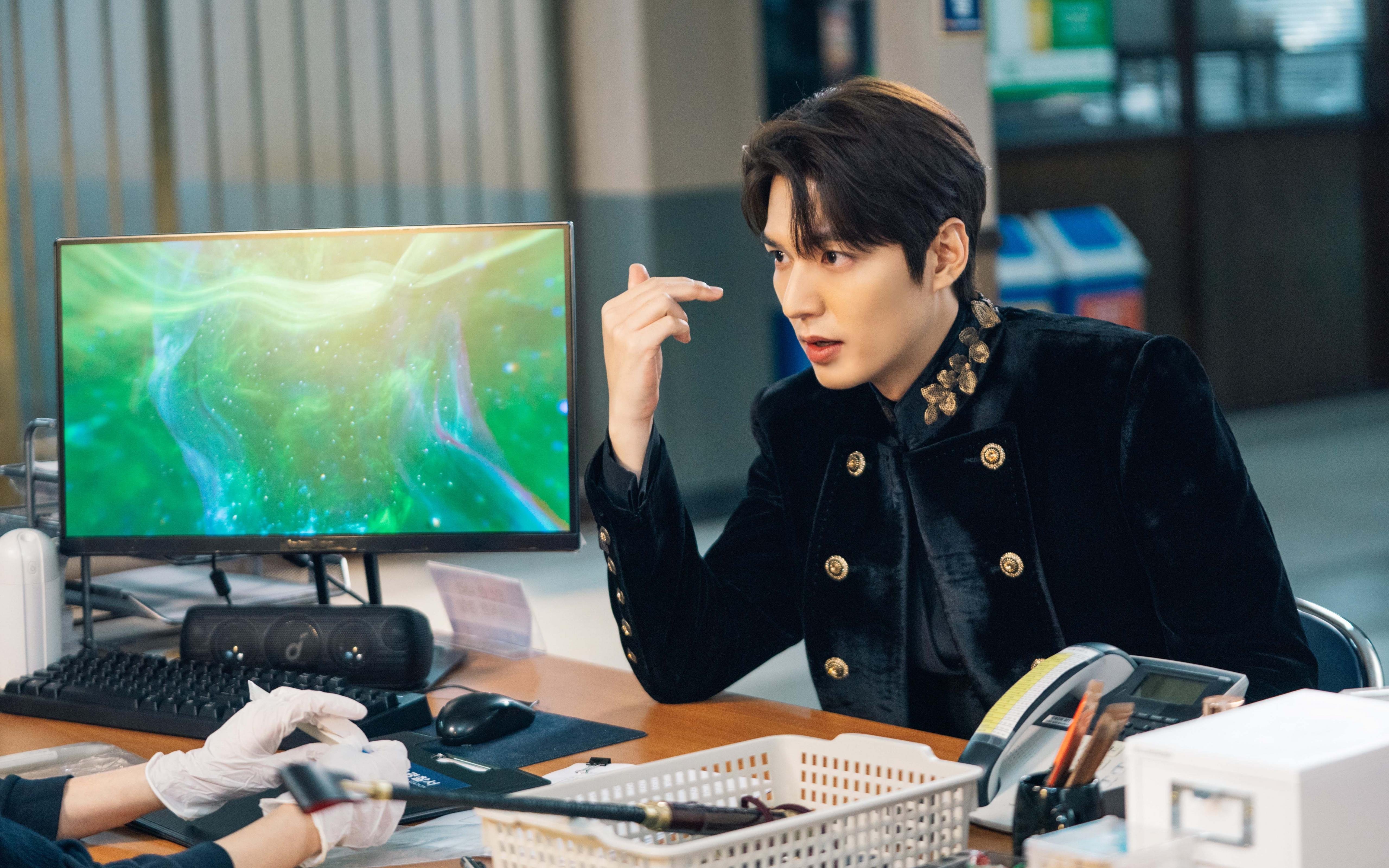 开云体育app-F1街道赛之夜，当霓虹灯成为赛道，阿劳霍上演末节之王的逆袭史诗